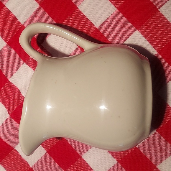 Vintage country Decor.  Small Pitchers lot - Picture 6 of 11